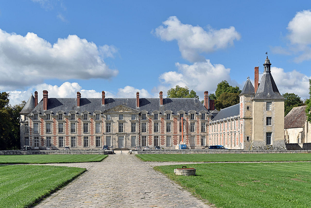 Château de Fleury-en-Bière - Façade et dépendances